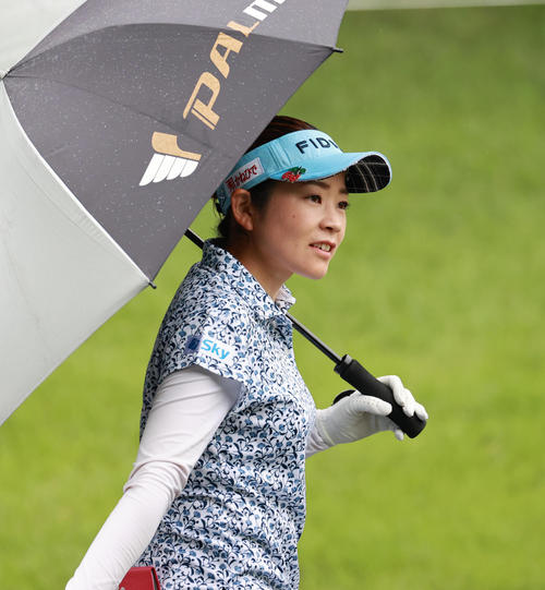デサントレディース東海クラシック最終日　1番、スタートする仲宗根澄香（撮影・清水貴仁）