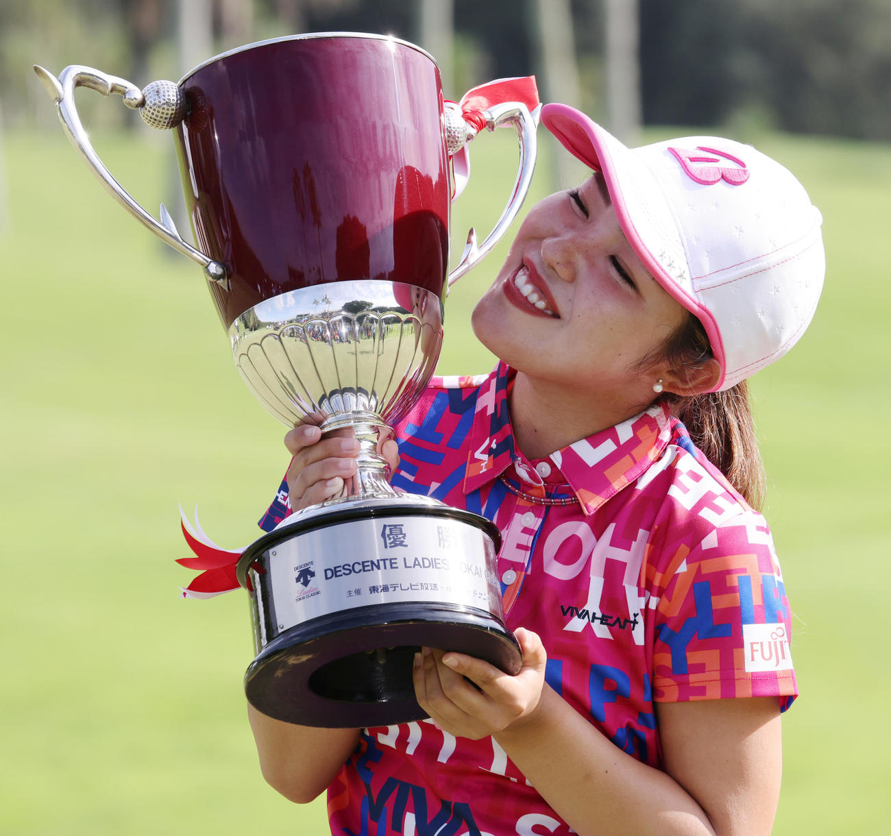 プレーオフを制し優勝カップにくちづけする古江彩佳（撮影・清水貴仁）