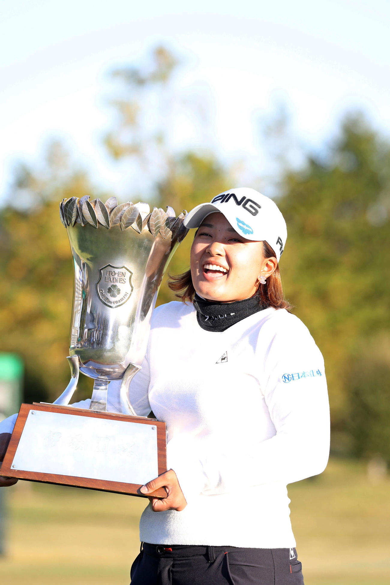 昨年の伊藤園レディース　優勝カップを手に笑顔を見せる鈴木愛（2019年11月17日撮影）