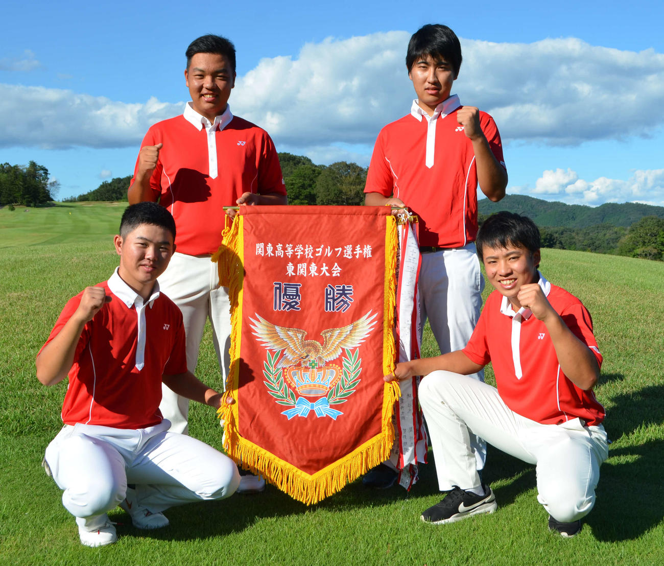 東関東団体男子優勝の日本ウェルネス。前列左から亥飼、古沢。後列左から細谷、千葉（撮影・吉池彰）