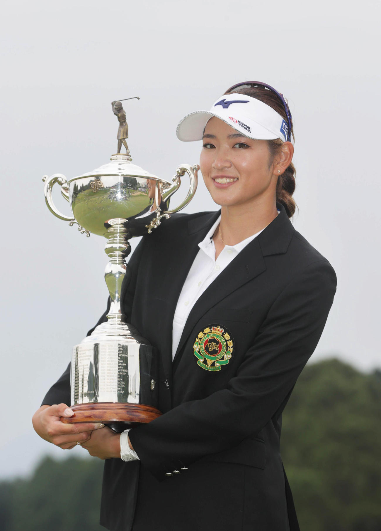 日本女子オープンを制し優勝カップを手に笑顔を見せる原英莉花（代表撮影）