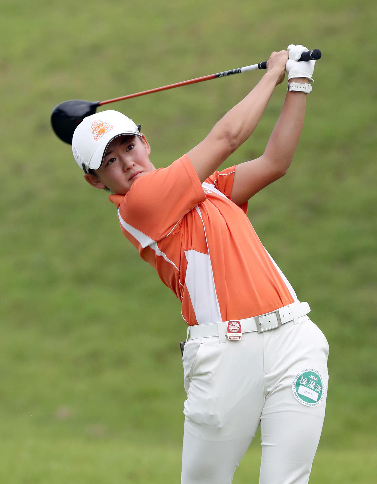 2番、ティーショットを放つ岩井明愛（代表撮影）