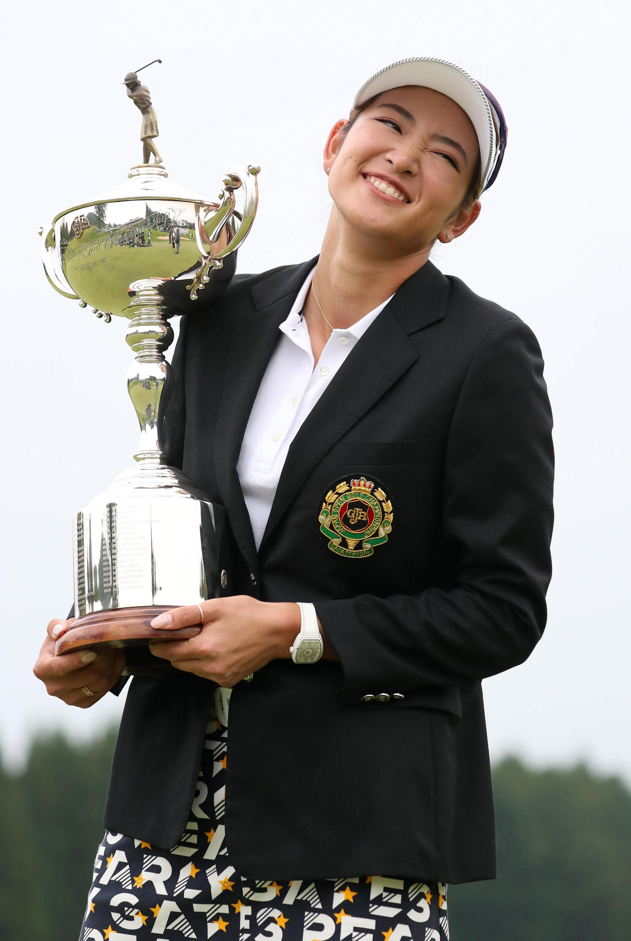 優勝カップを手に笑顔の原英莉花（代表撮影）
