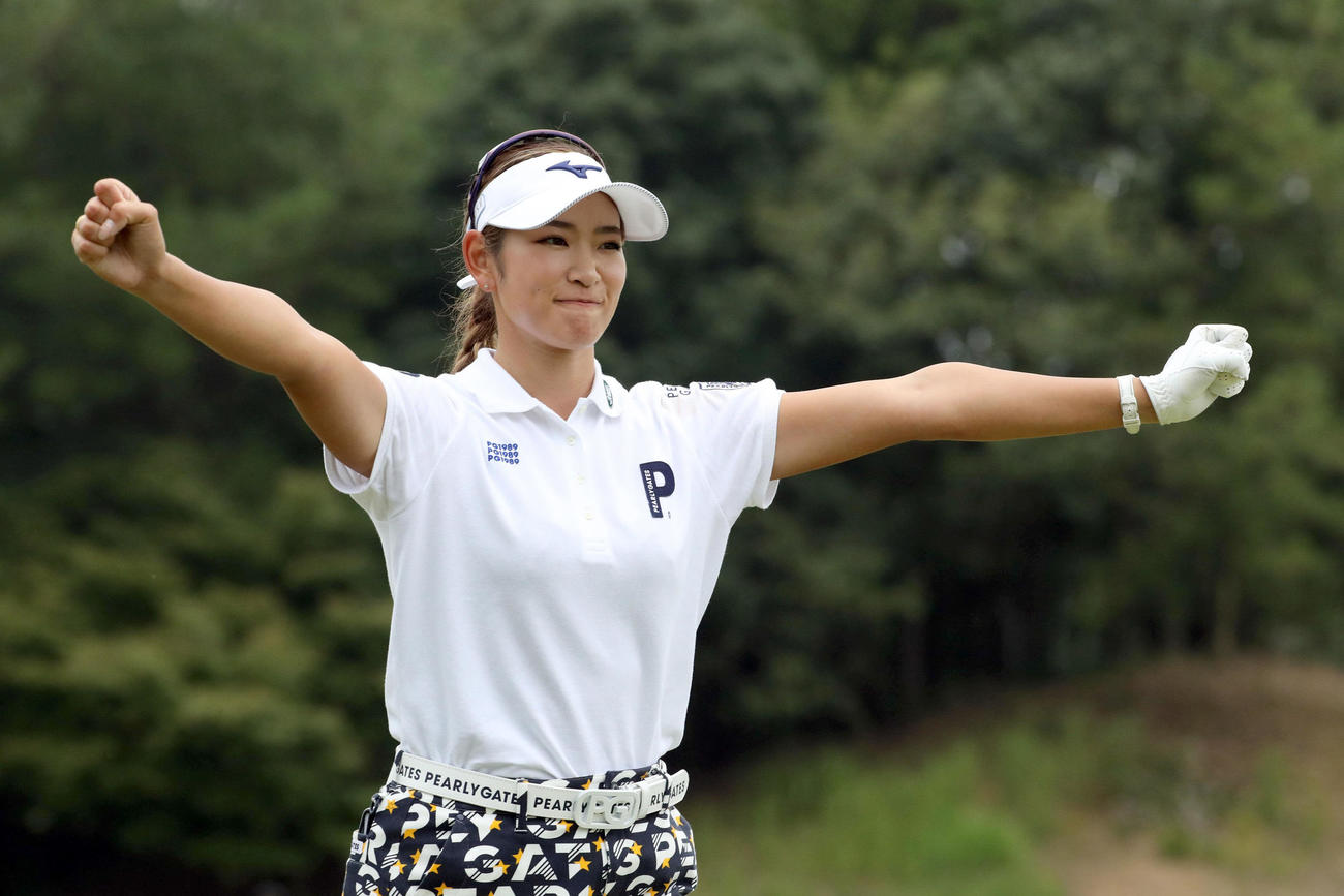 優勝を決めガッツポーズする原英莉花（代表撮影）