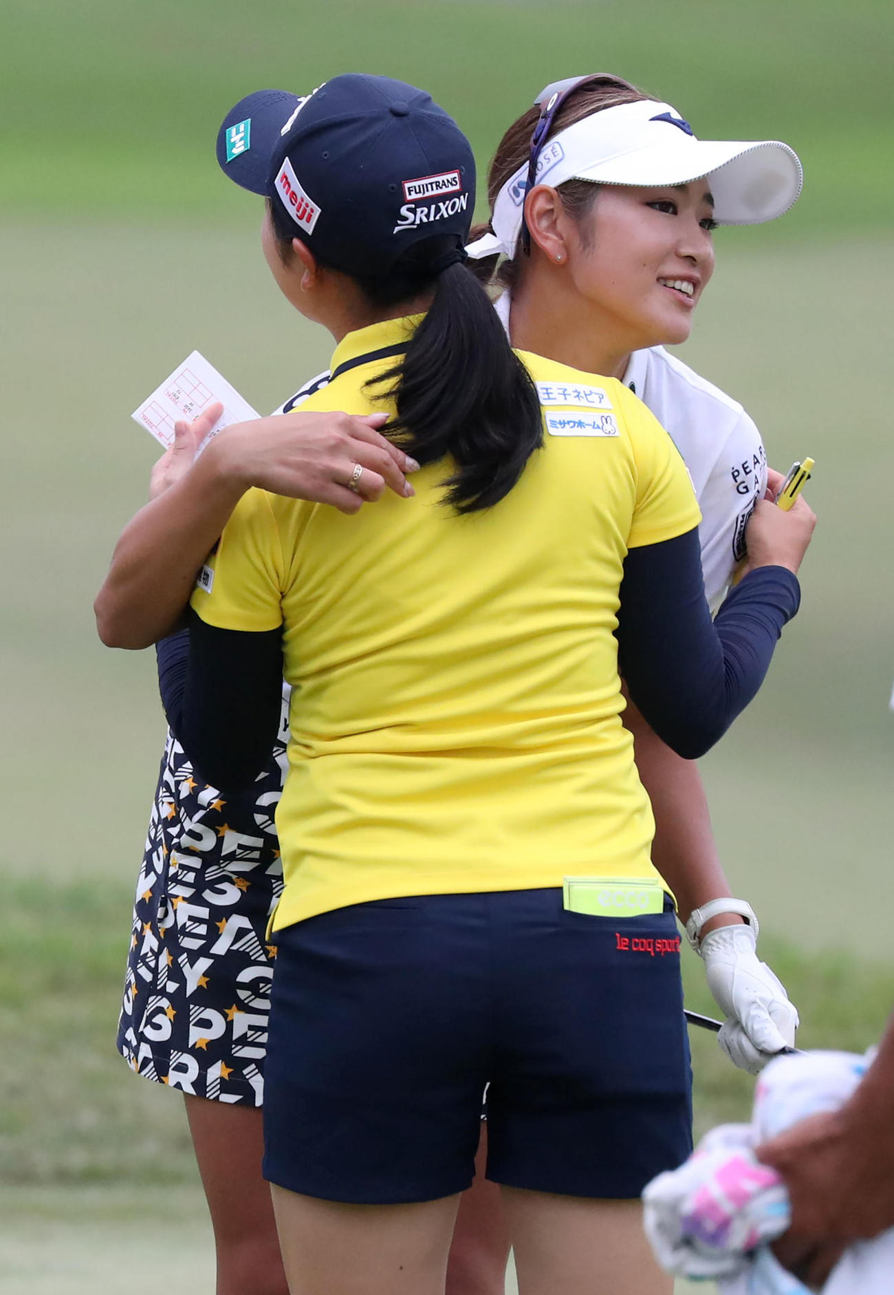 優勝を決め、小祝さくら（手前）と抱き合う原英莉花（代表撮影）