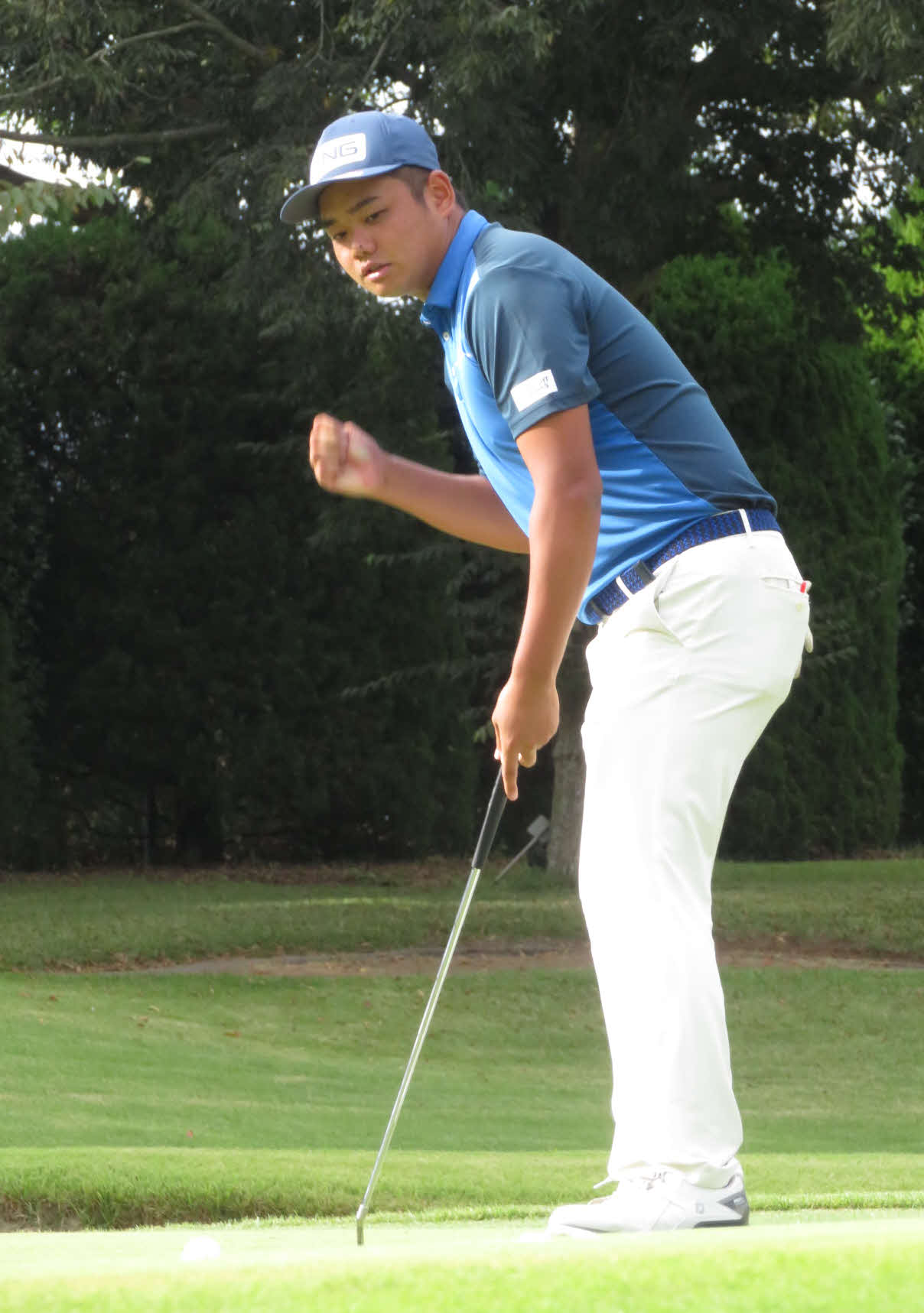 プレーオフ3ホール目でパットの行方を見ながら、カップに入る前に優勝を確信してガッツポーズをつくる大岩