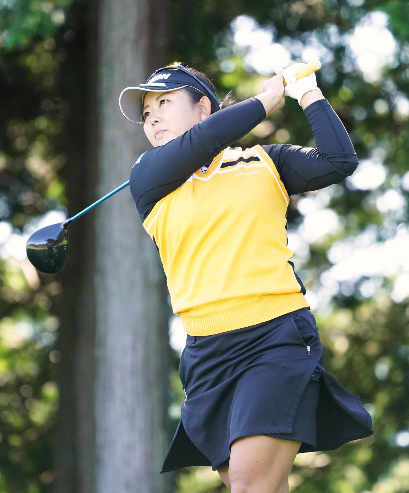最終日　15番、ティーショットを放つ浅井咲希（代表撮影）