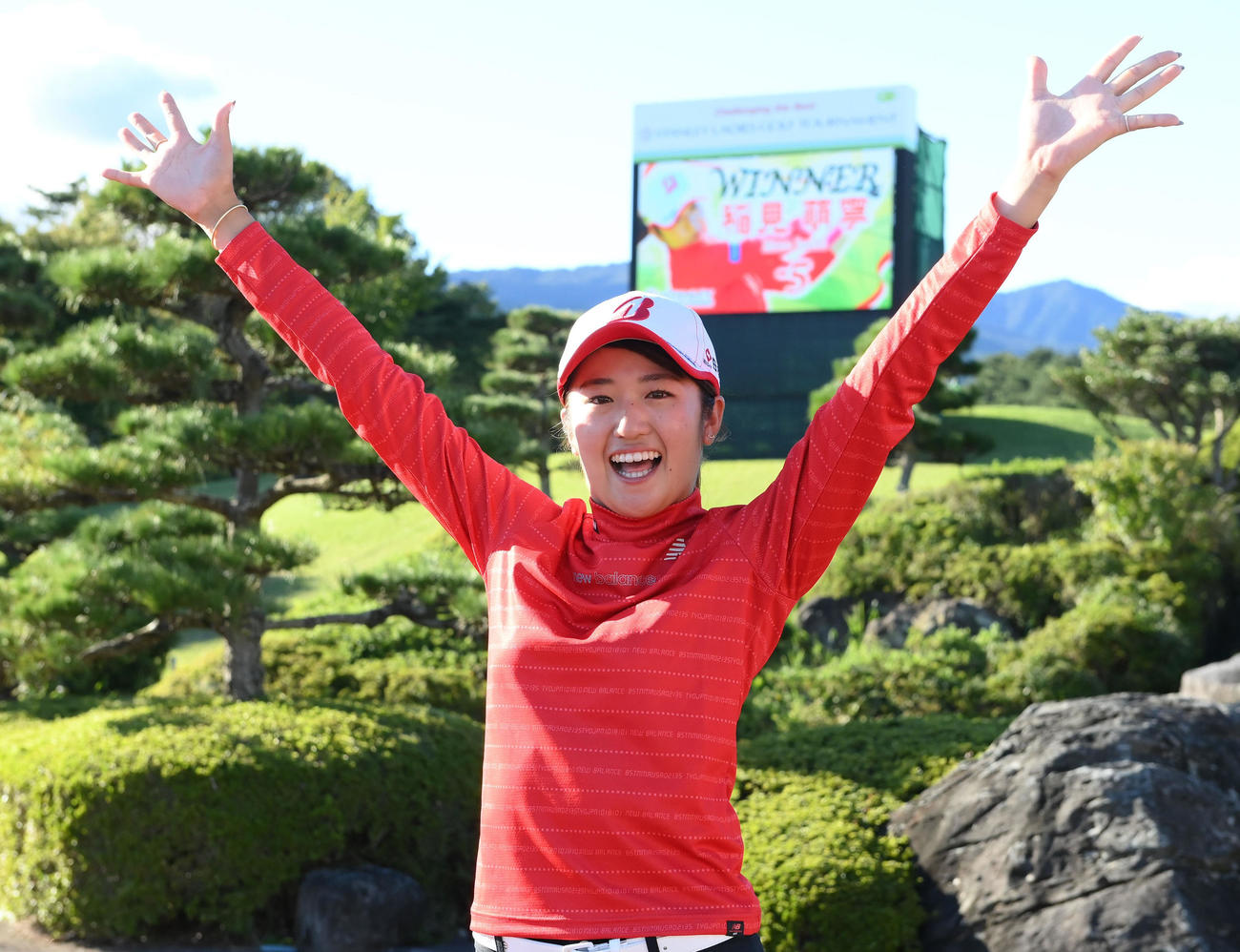優勝を決めバンザイをする稲見（代表撮影）