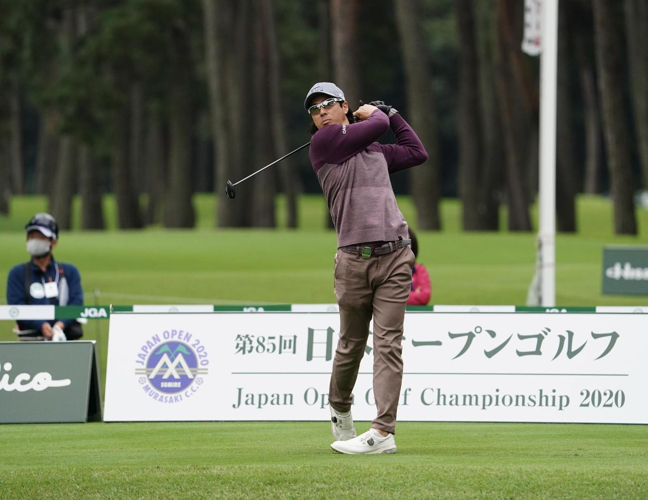 ティーショットを放つ石川遼（代表撮影）