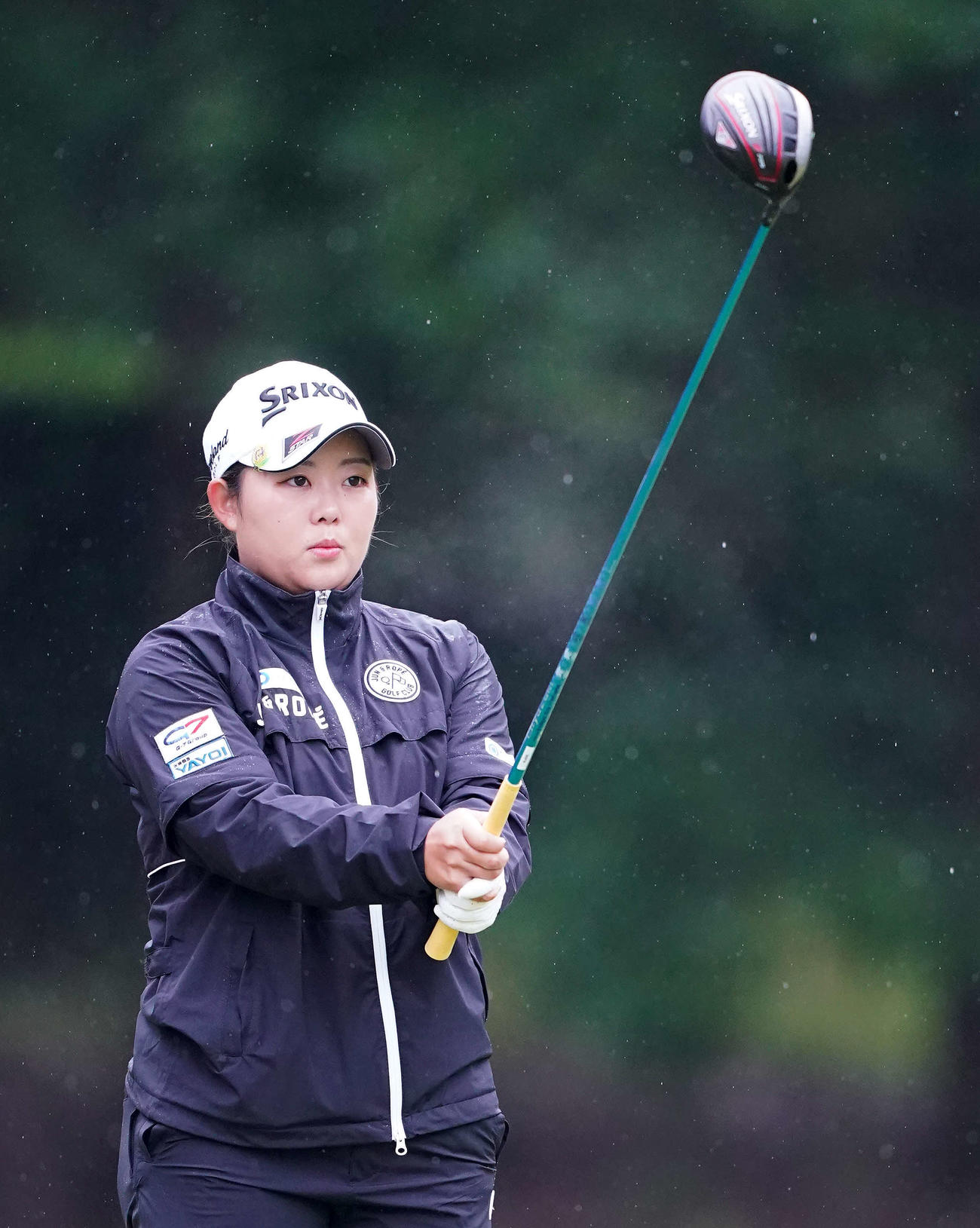 2番、ティーショットの準備をする浅井咲希（撮影・江口和貴）