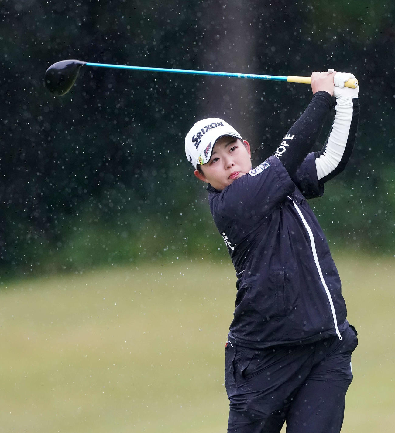 16番、ティーショットを放つ浅井咲希（撮影・江口和貴）