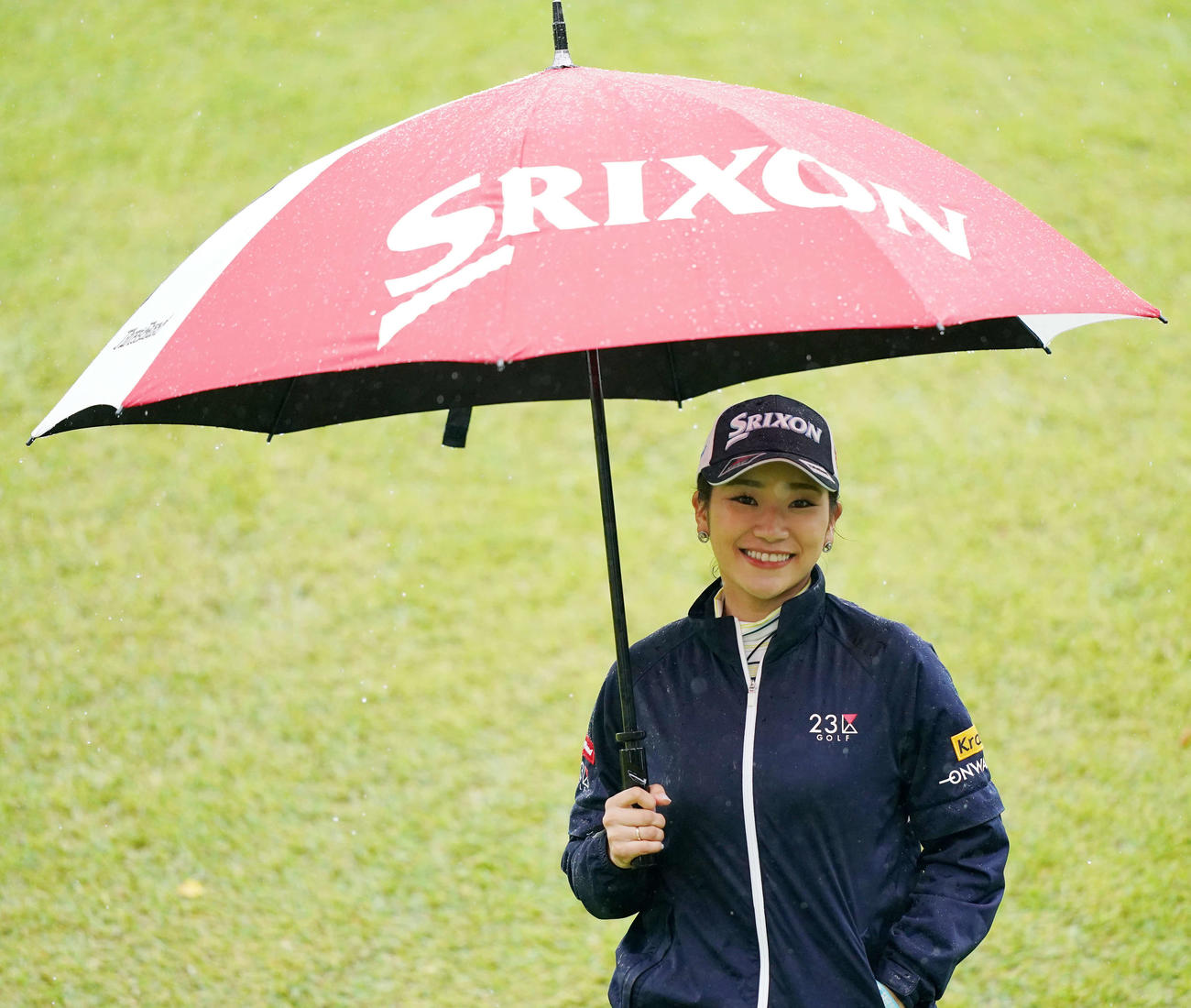 2番に移動中、笑顔を見せる安田彩乃（撮影・江口和貴）