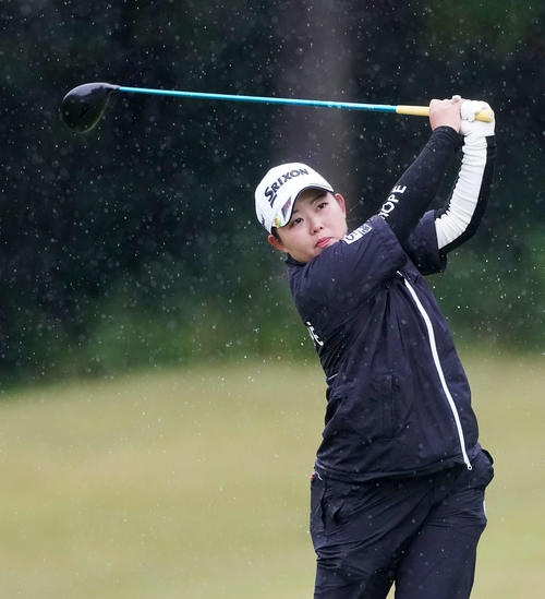 16番、ティーショットを放つ浅井咲希（撮影・江口和貴）
