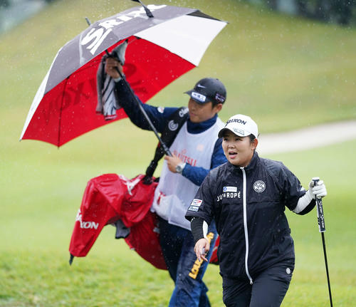 16番へ移動する浅井咲希（撮影・江口和貴）