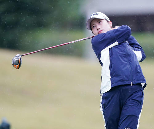 1番、ティーショットを放つ西村優菜（撮影・江口和貴）