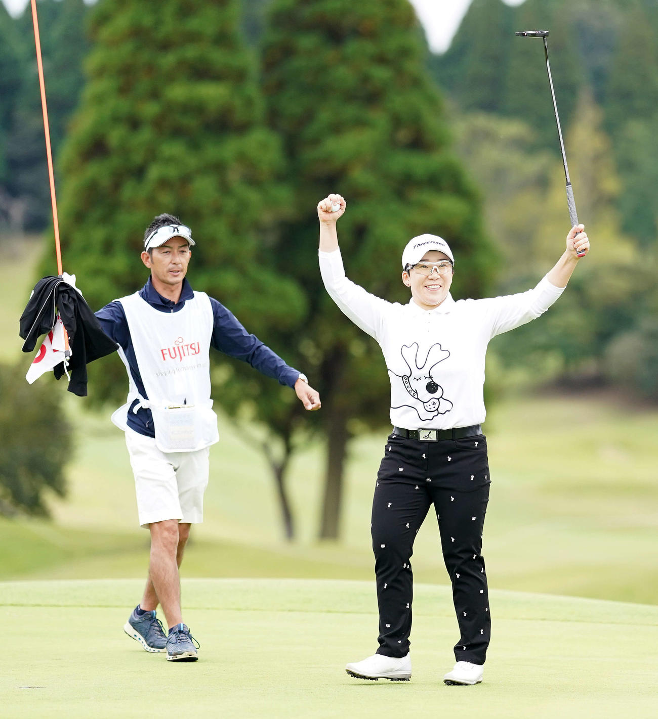 18番、優勝を決めガッツポーズする申ジエ（右）。左は斎藤キャディー（撮影・江口和貴）