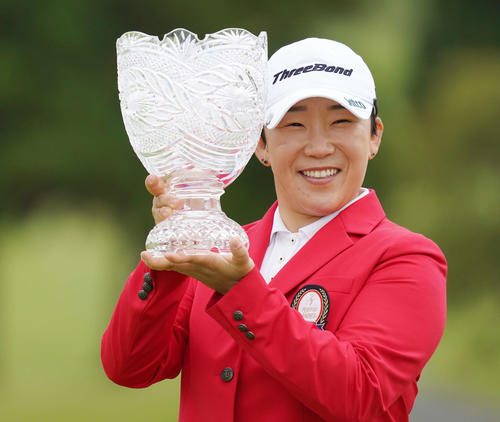 優勝トロフィーを掲げ笑顔を見せる申ジエ（撮影・江口和貴）
