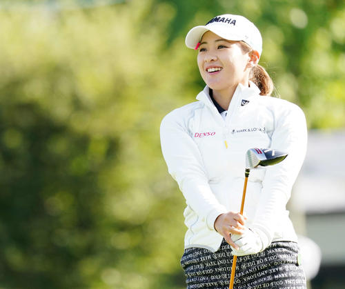 1番、ティーショットを放ち笑顔を見せる永井花奈（撮影・江口和貴）