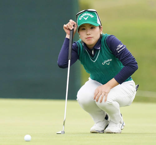 18番、ラインを読む西村優菜（撮影・江口和貴）