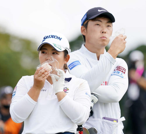 8番前、おにぎりをほおばる浅井咲希（左）と木村キャディー（撮影・江口和貴）