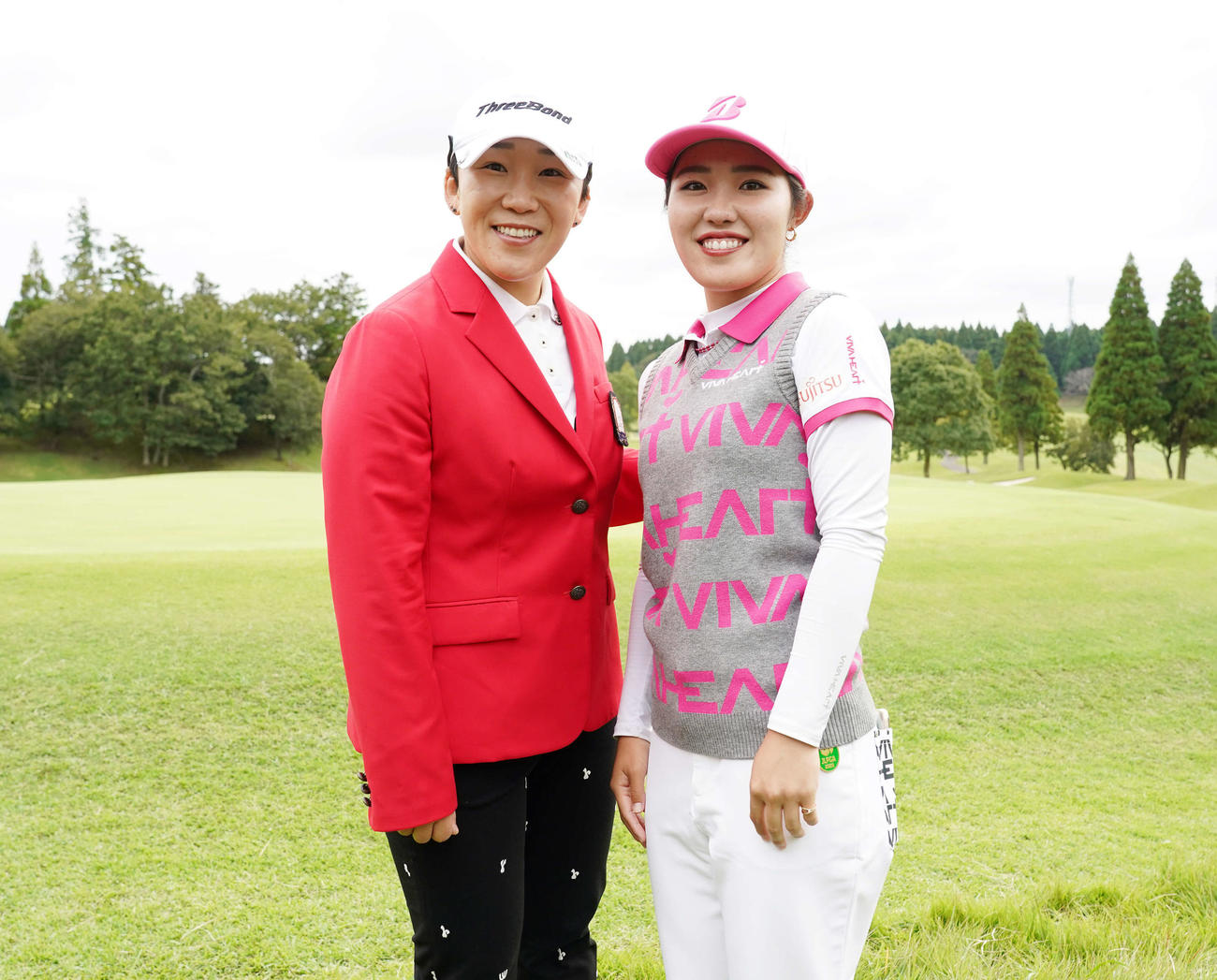 優勝した申ジエ（左）と記念撮影する前年優勝の古江彩佳（撮影・江口和貴）