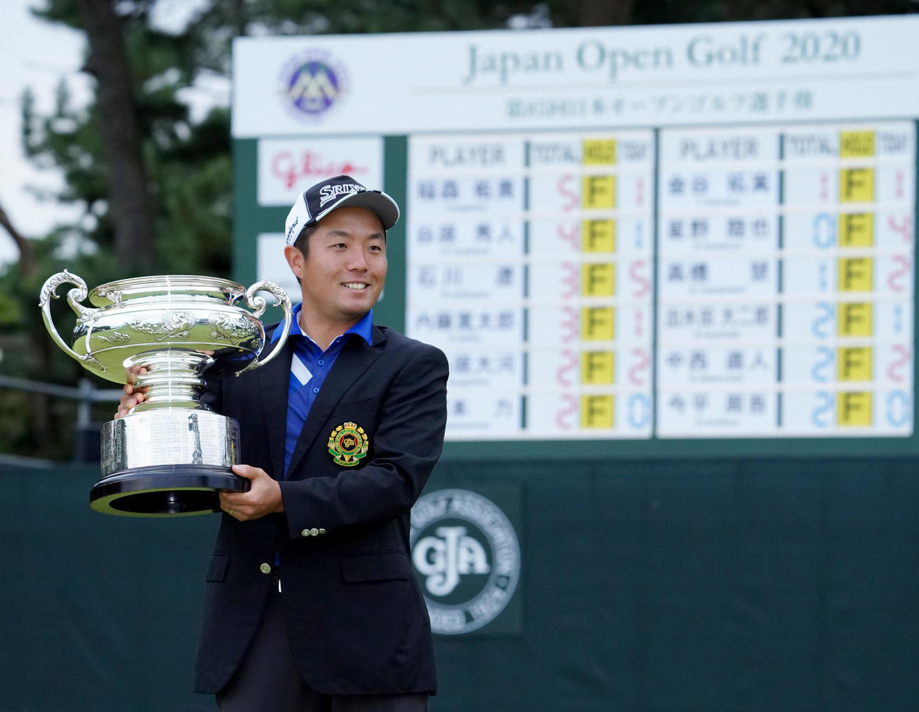 優勝カップを手に笑顔の稲森佑貴（代表撮影）