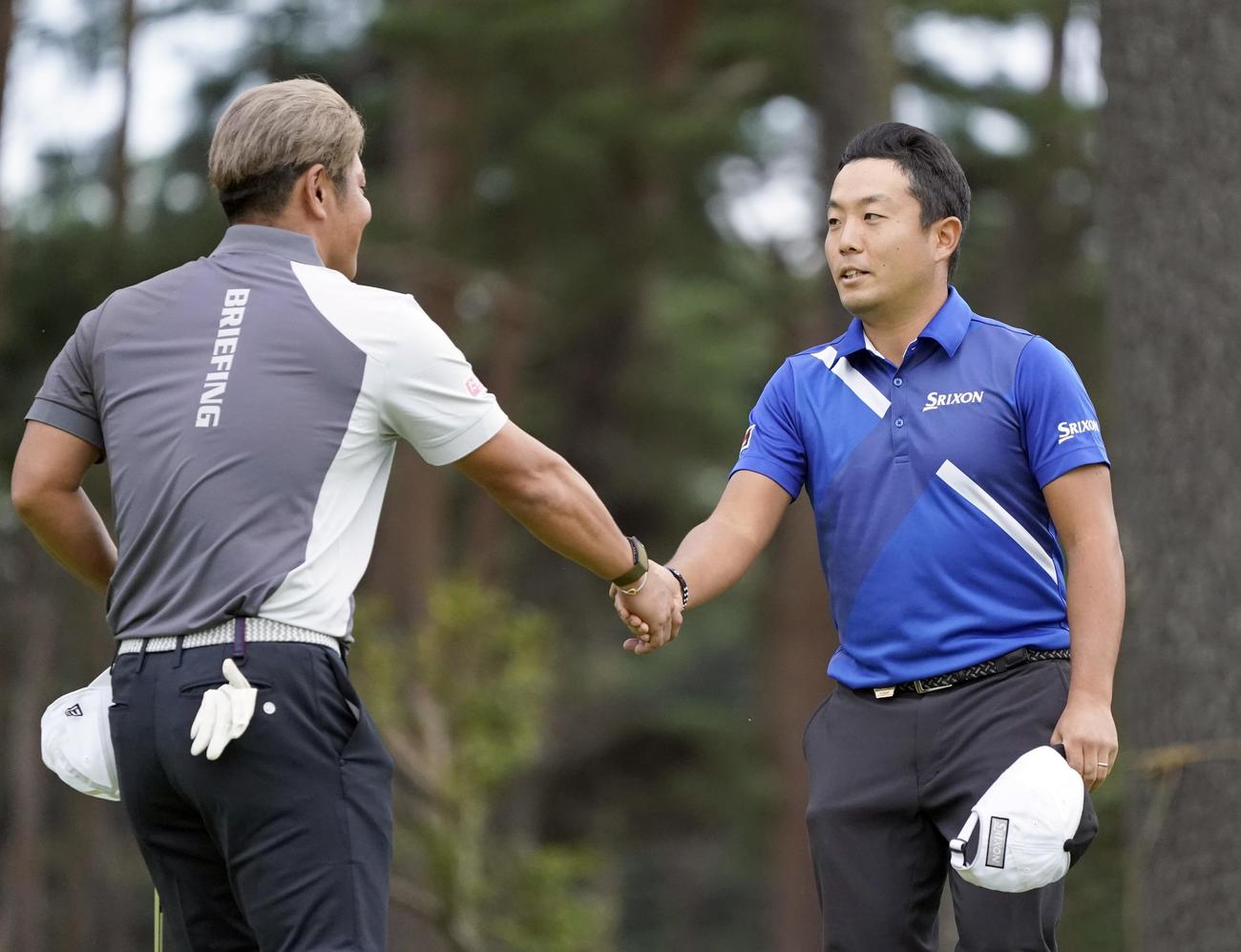 優勝し谷原（左）と握手を交わす稲森（代表撮影）
