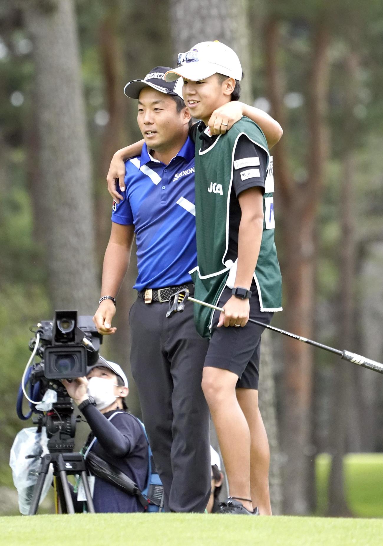 優勝しキャディーと肩を組む稲森（右）（代表撮影）