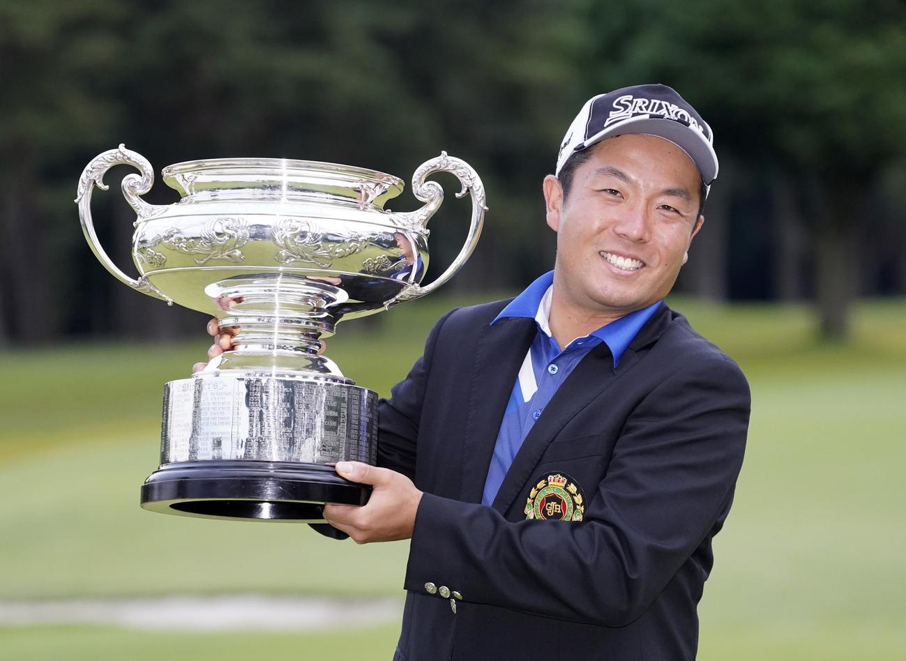 優勝カップを手に笑顔の稲森佑貴（代表撮影）