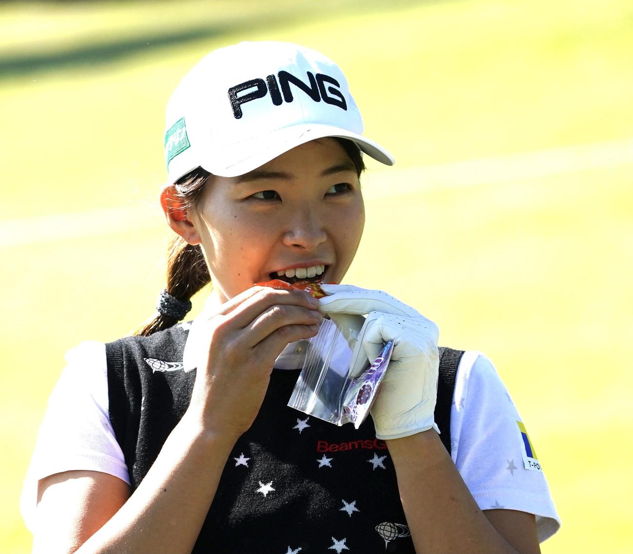 練習ラウンド中、お菓子を食べる渋野（撮影・菅敏）