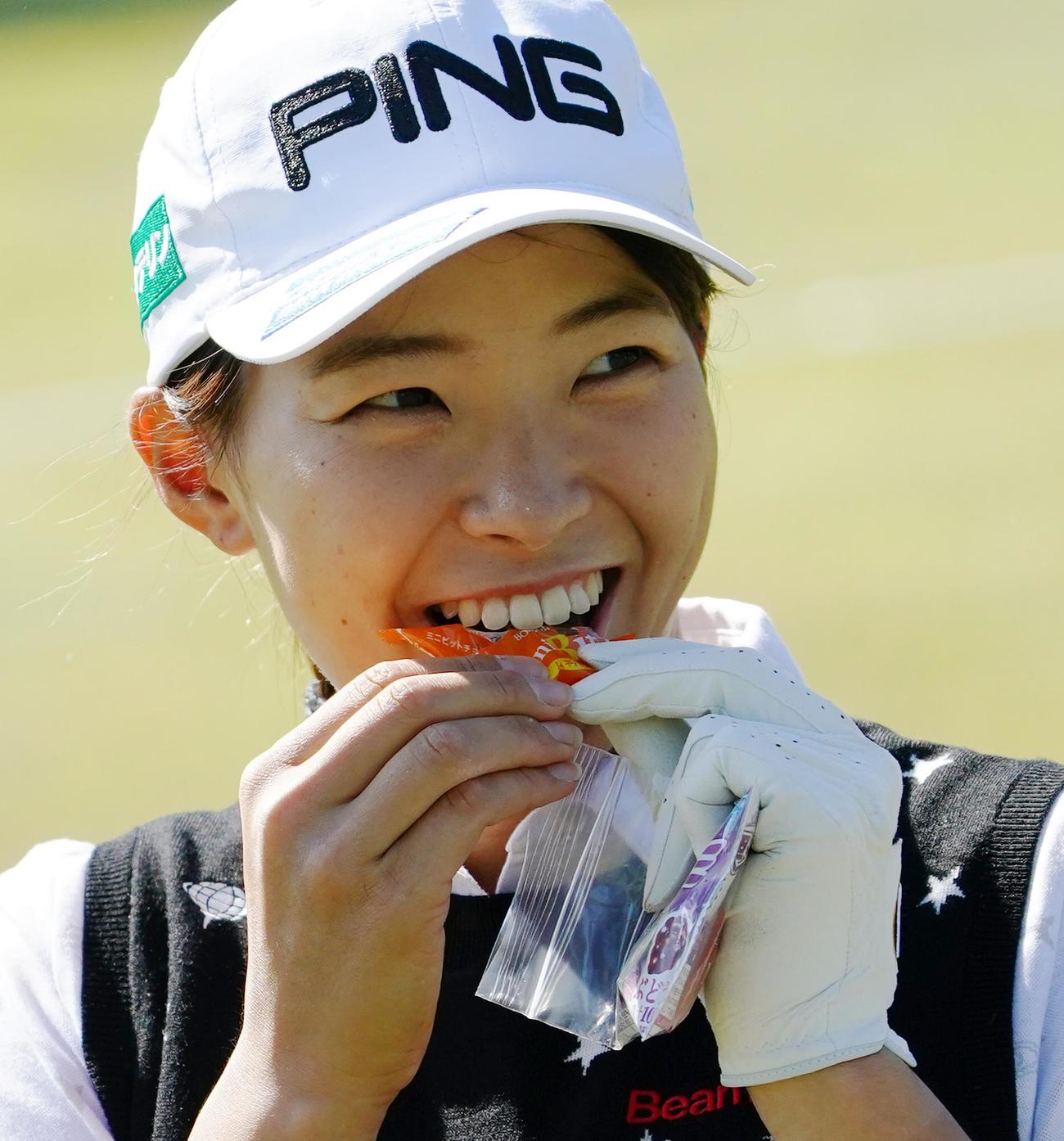 練習ラウンド中にお菓子を食べる渋野（撮影・菅敏）