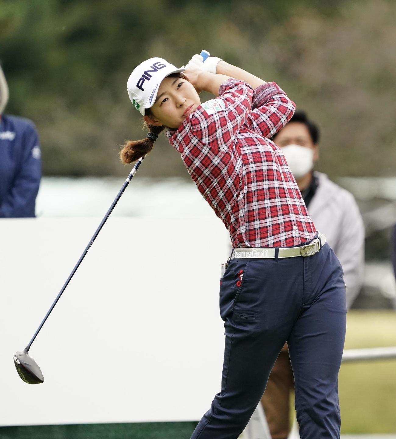 樋口久子・三菱電機レディース第1日　1番、ティーショットを放つ渋野日向子（撮影・菅敏）