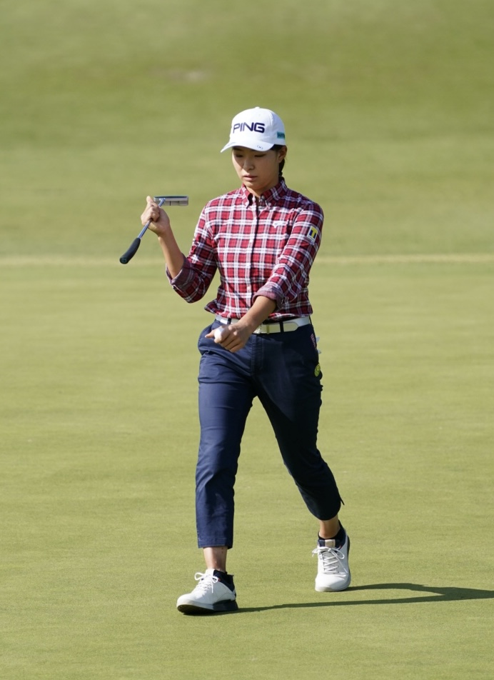 樋口久子・三菱電機レディース第1日　9番、パーでこのホールを終えた渋野日向子（撮影・菅敏）