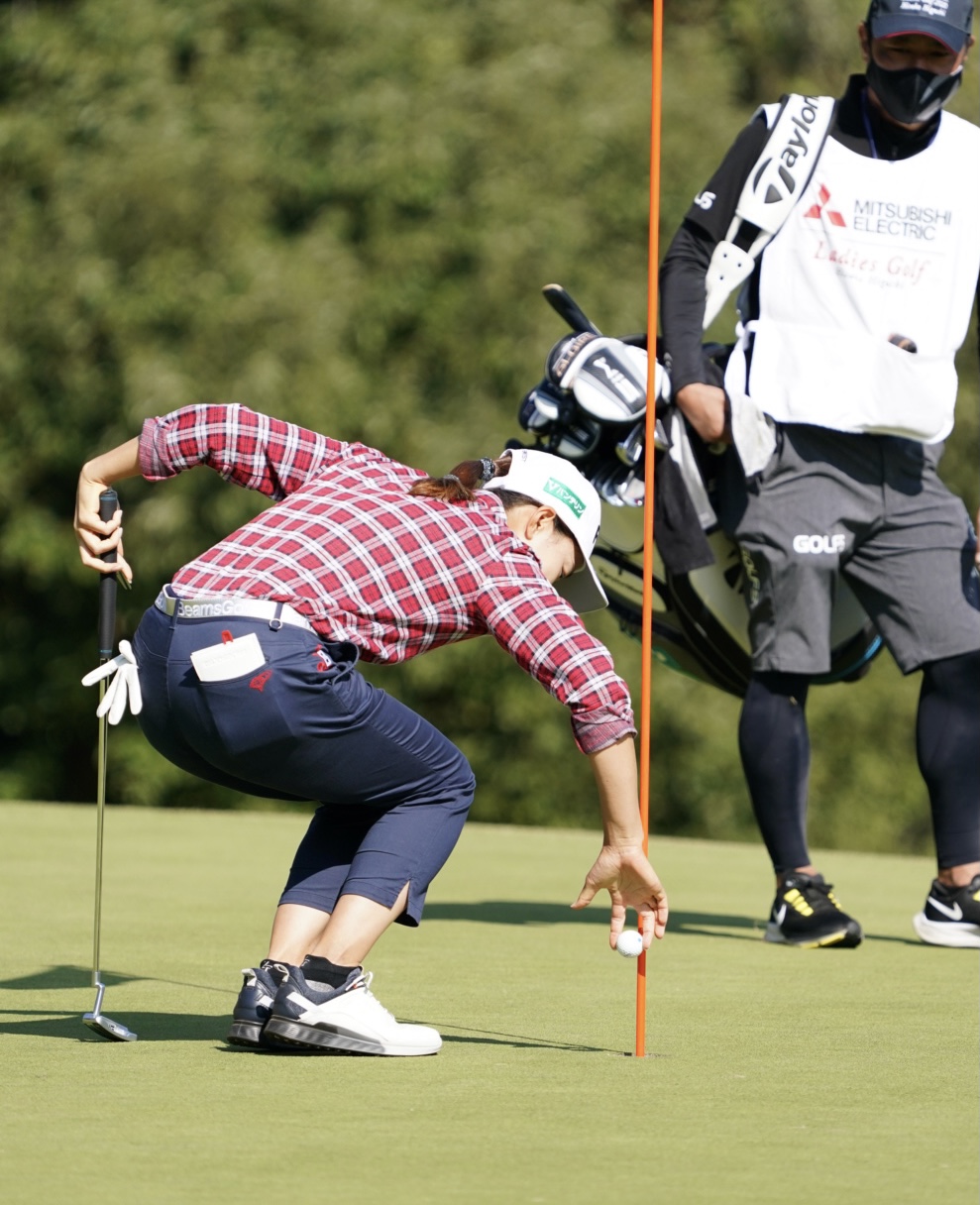 樋口久子・三菱電機レディース第1日　8番、ホールインワンを達成しカップからボールを取り出す渋野日向子（撮影・菅敏）