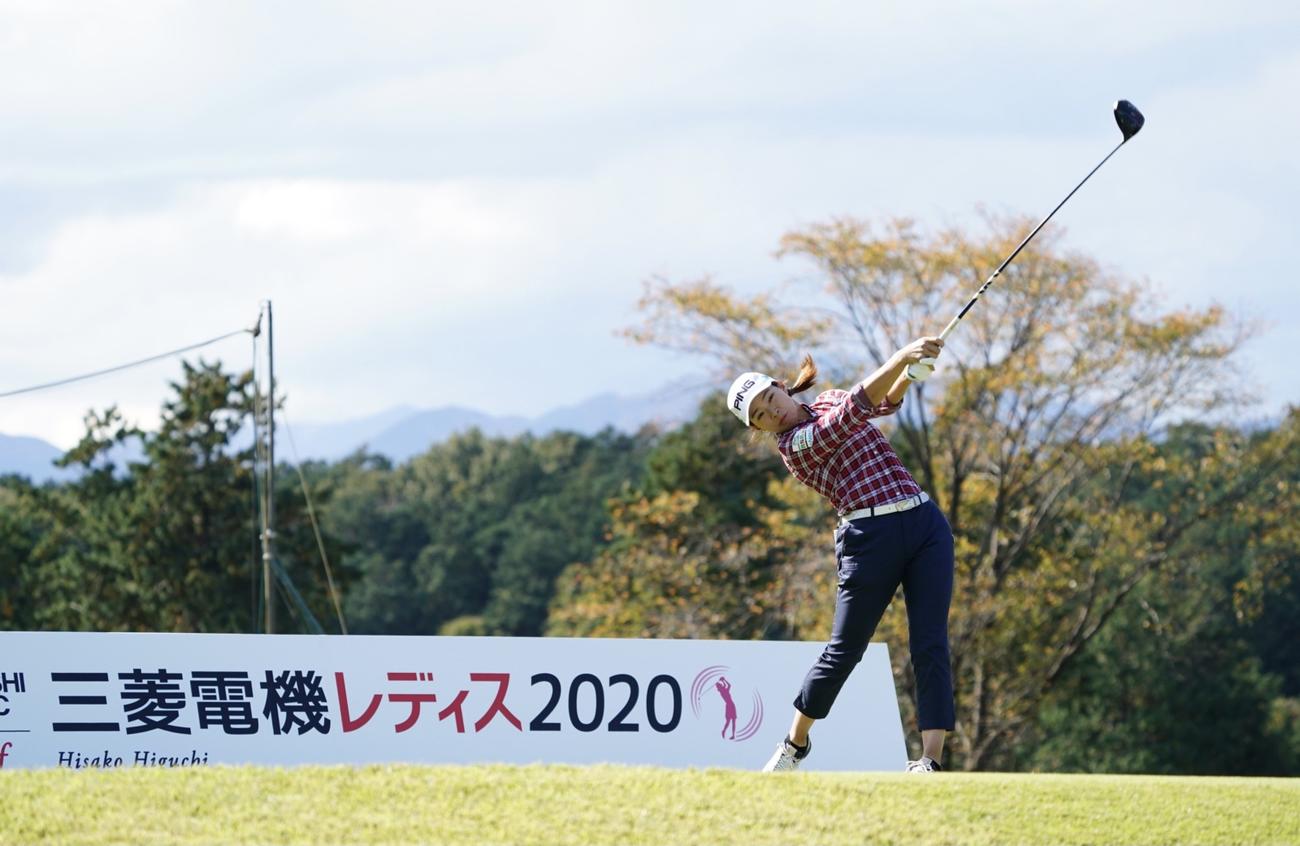 樋口久子・三菱電機レディース第1日　10番、ティーショットを放つ渋野日向子（撮影・菅敏）