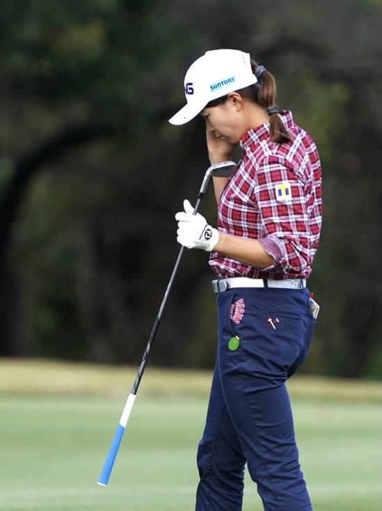 樋口久子・三菱電機レディース第1日　14番、2打目を放った渋野日向子は浮かない表情を見せる（撮影・菅敏）