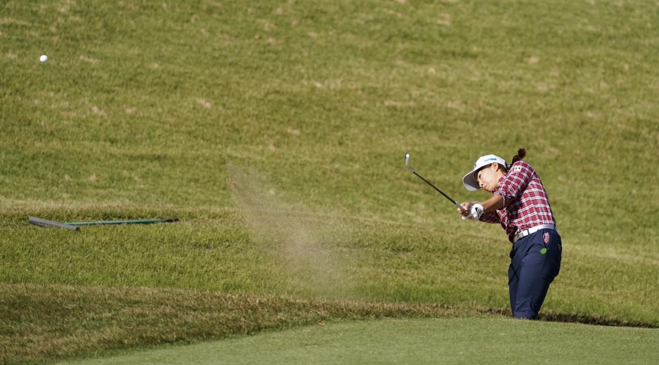 樋口久子・三菱電機レディース第1日　13番、バンカーショットを放つ渋野日向子（撮影・菅敏）