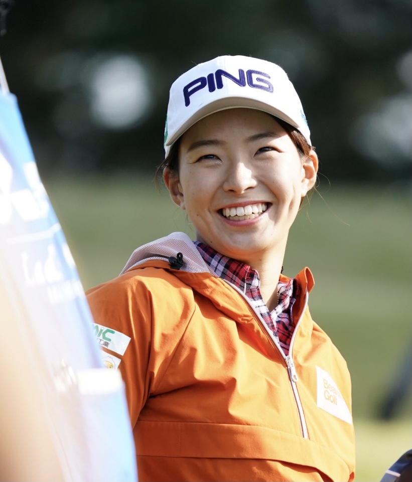 樋口久子・三菱電機レディース第1日　15番を前に笑顔を見せる渋野日向子（撮影・菅敏）