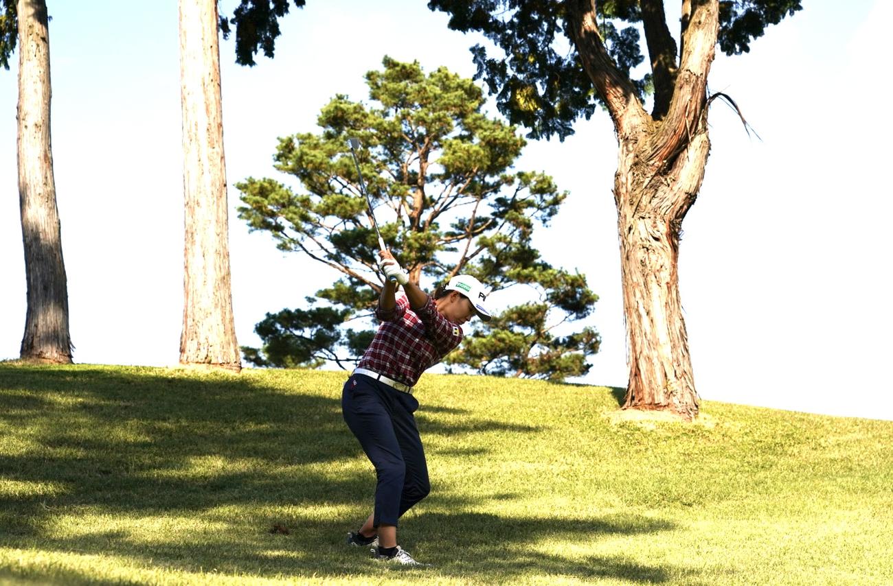 樋口久子・三菱電機レディース第1日　16番、2打目を放つ渋野日向子