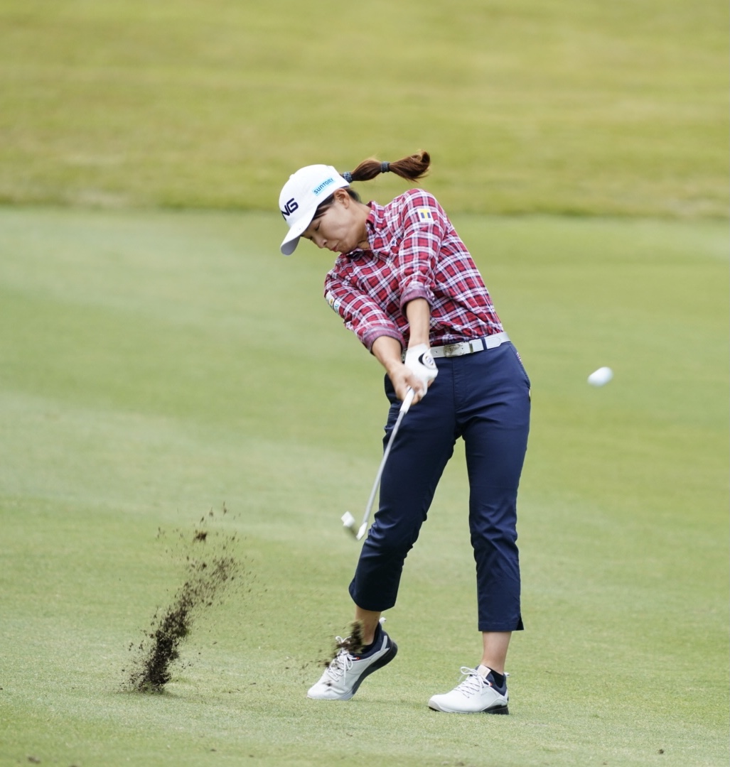 樋口久子・三菱電機レディース第1日　3番、2打目を放つ渋野日向子（撮影・菅敏）