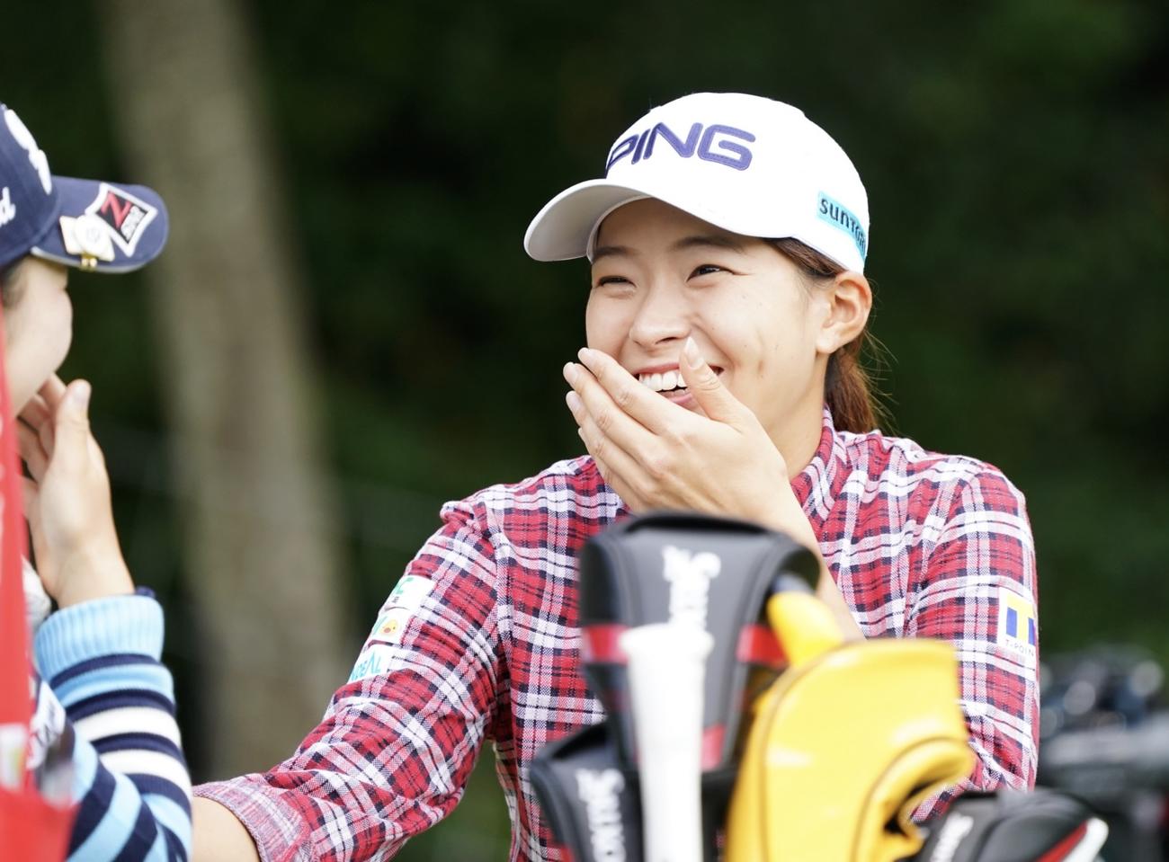 樋口久子・三菱電機レディース第1日　4番、笑顔を見せる渋野日向子（撮影・菅敏）