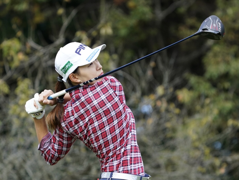 樋口久子・三菱電機レディース第1日　5番、ティーショットを放つ渋野日向子（撮影・菅敏）