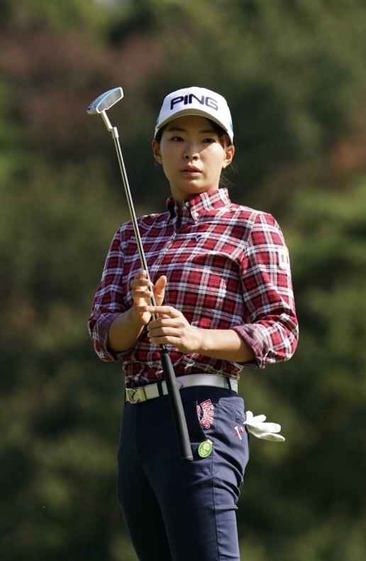 樋口久子・三菱電機レディース第1日　6番、バーディーパットを外し肩を落とす渋野日向子