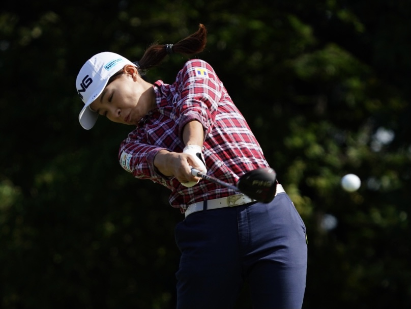 樋口久子・三菱電機レディース第1日　7番、ティーショットを放つ渋野日向子（撮影・菅敏）