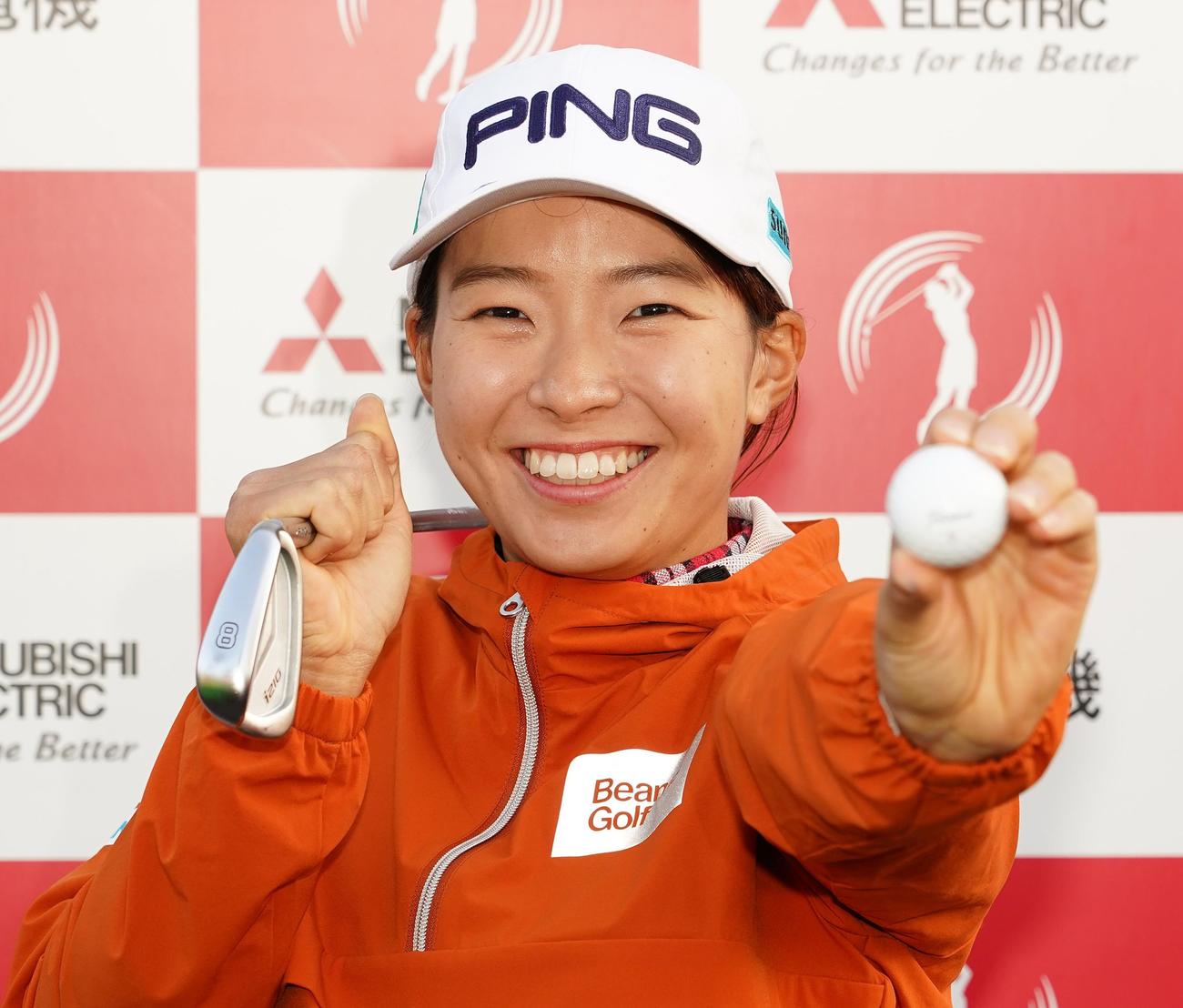 樋口久子・三菱電機レディース第1日　8番でホールインワンを達成した渋野は、使用した8番アイアンとボールを手に笑顔を見せる（撮影・菅敏）