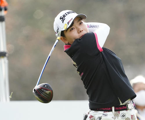樋口久子・三菱電機レディース第1日　1番、ティーショットを放つ勝（撮影・菅敏）