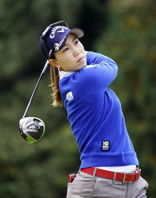第1日、2番でティーショットを放つ上田桃子（共同）