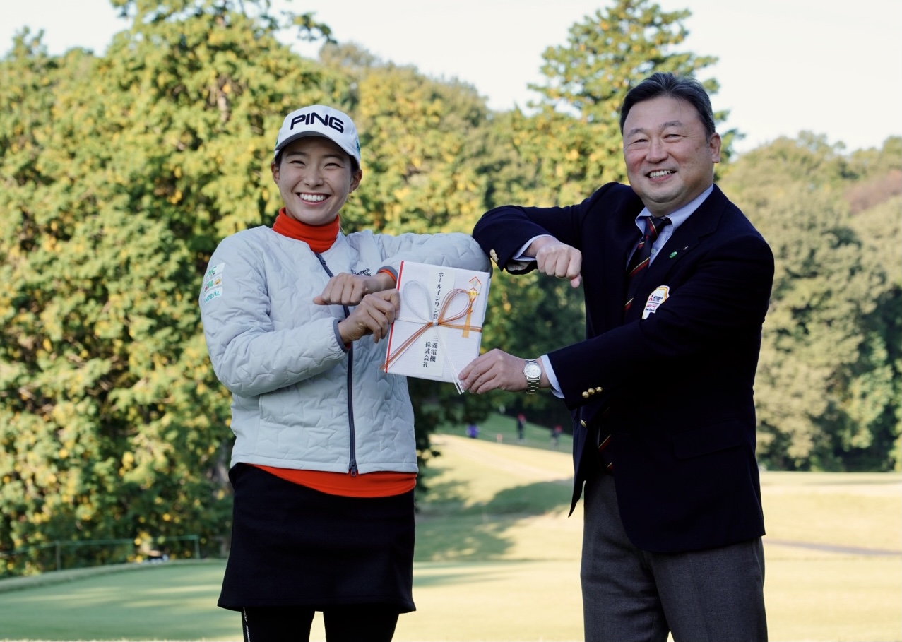 樋口久子・三菱電機レディース第2日　ホールインワンから一夜明け、スタート前に賞金を受け取る渋野日向子（撮影・菅敏）