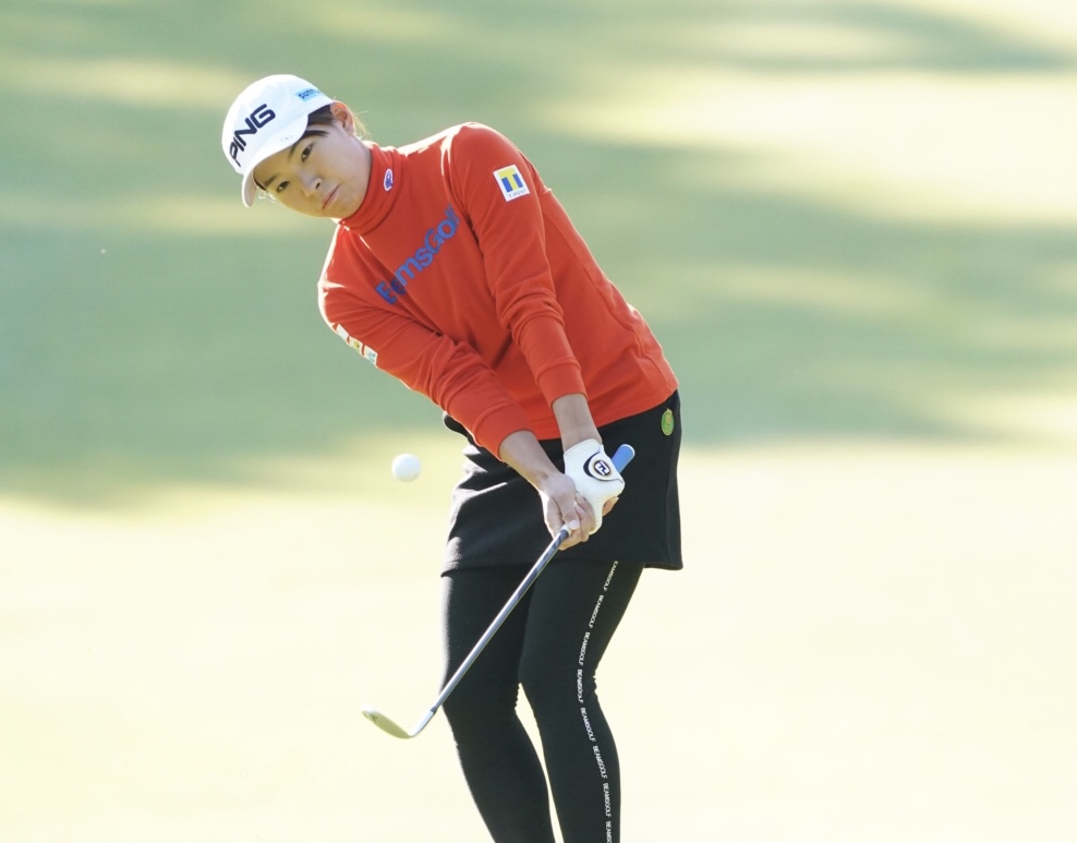 樋口久子・三菱電機レディース第2日　1番、グリーンへアプローチする渋野日向子（撮影・菅敏）