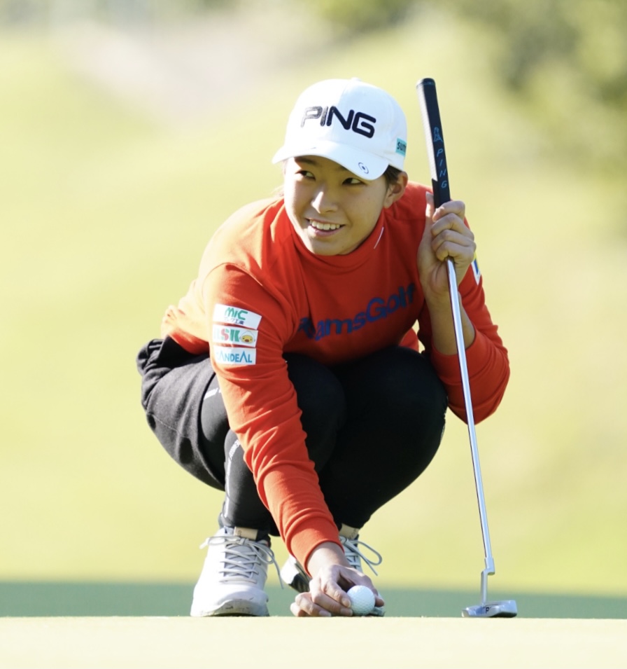 樋口久子・三菱電機レディース第2日　2番、グリーンで置いたボールが止まらず苦笑いを浮かべる渋野日向子（撮影・菅敏）